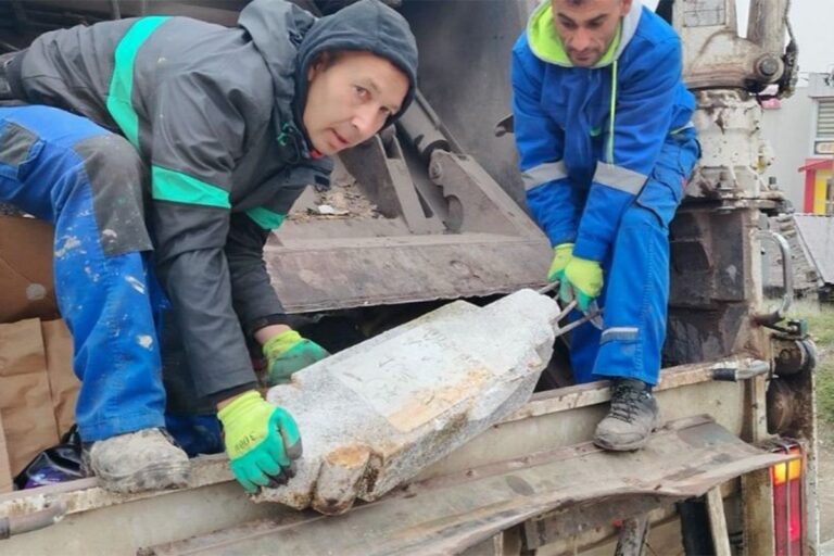 🪦 Šok u Kaknju: Radnici pronašli nišane bačene u smeće