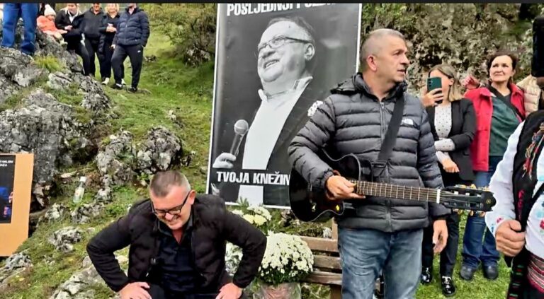 Mještani Knežine kod Sokoca okupljaju se kod Knežak izvora u čast Halida Bešlića‼️