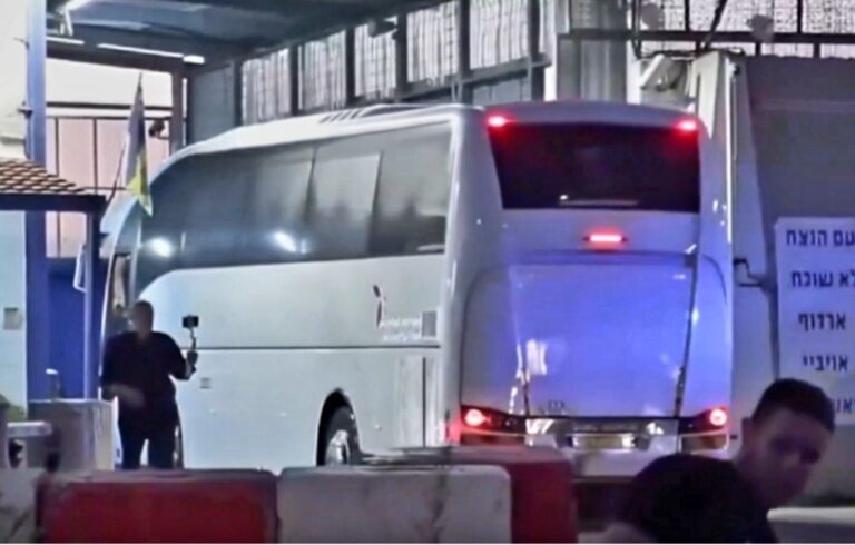 IZRAEL OSLOBAĐA PALESTINSKE ZATVORENIKE: Oko 2.000 je u autobusima, njih 250 služilo doživotne kazne